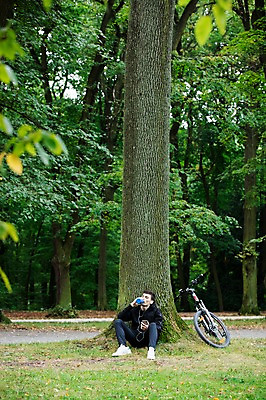 포토 JPG 주간 전신 서양인 외국인 라이프스타일 공원 남자 여유 맨라이프 이어폰 휴식 한명 사람 앉기 20대 성인 취미 야외 앞모습 스마트폰 운동복 운동 자전거 기댐 숲 나무기둥 체코 물마시기 성인남자한명만 국내포토 자연요소 1 옷 공공시설 감정 유럽 뷰포인트 음향기기 컨셉 모션 건강 인종 청년 생활 핸드폰 스마트기기 바이크 마시기 남자한명만 성인남자만 파일형식