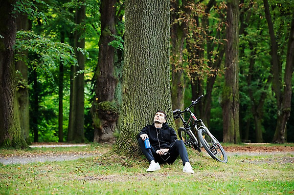 포토 JPG 주간 전신 서양인 외국인 라이프스타일 응시 공원 남자 여유 맨라이프 이어폰 휴식 한명 사람 앉기 20대 성인 취미 야외 앞모습 운동 자전거 기댐 숲 물병 나무기둥 체코 성인남자한명만 국내포토 자연요소 1 시선 공공시설 감정 유럽 뷰포인트 음향기기 컨셉 모션 건강 인종 청년 생활 바이크 물통 남자한명만 성인남자만 파일형식