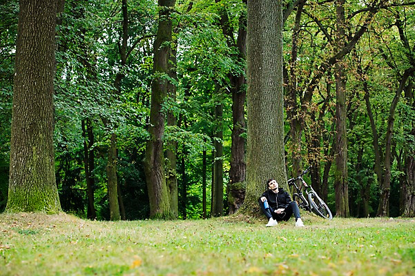 포토 JPG 주간 전신 서양인 외국인 라이프스타일 응시 공원 남자 여유 맨라이프 이어폰 생각 휴식 한명 사람 앉기 20대 성인 취미 야외 앞모습 운동 자전거 기댐 숲 물병 나무기둥 체코 성인남자한명만 국내포토 자연요소 1 시선 공공시설 감정 유럽 뷰포인트 음향기기 컨셉 모션 건강 인종 청년 생활 바이크 물통 남자한명만 성인남자만 파일형식