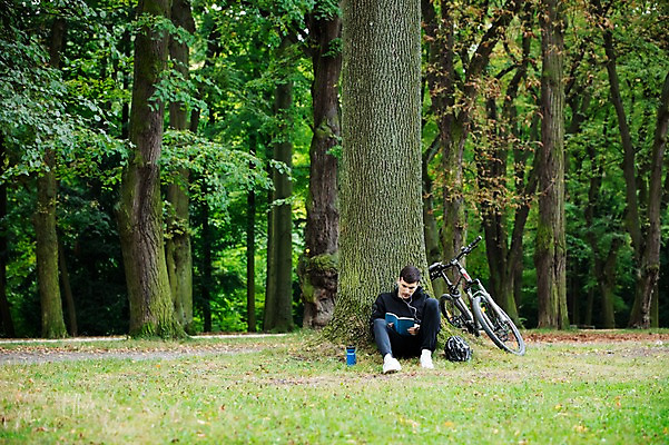 포토 JPG 주간 전신 서양인 외국인 라이프스타일 공원 남자 여유 맨라이프 이어폰 휴식 한명 사람 앉기 20대 성인 취미 야외 앞모습 책 독서 운동 자전거 기댐 숲 헬멧 물통 나무기둥 체코 성인남자한명만 국내포토 자연요소 1 공공시설 감정 유럽 뷰포인트 음향기기 컨셉 모션 건강 인종 청년 생활 바이크 보호장비 남자한명만 성인남자만 파일형식