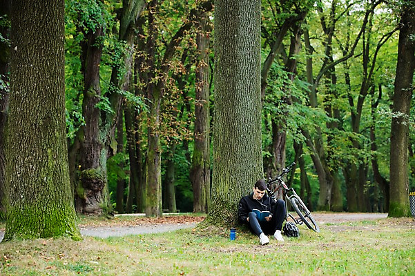 포토 JPG 주간 전신 서양인 외국인 라이프스타일 공원 남자 여유 맨라이프 이어폰 휴식 한명 사람 앉기 20대 성인 취미 야외 앞모습 책 독서 운동 자전거 기댐 숲 헬멧 물통 나무기둥 체코 성인남자한명만 국내포토 자연요소 1 공공시설 감정 유럽 뷰포인트 음향기기 컨셉 모션 건강 인종 청년 생활 바이크 보호장비 남자한명만 성인남자만 파일형식