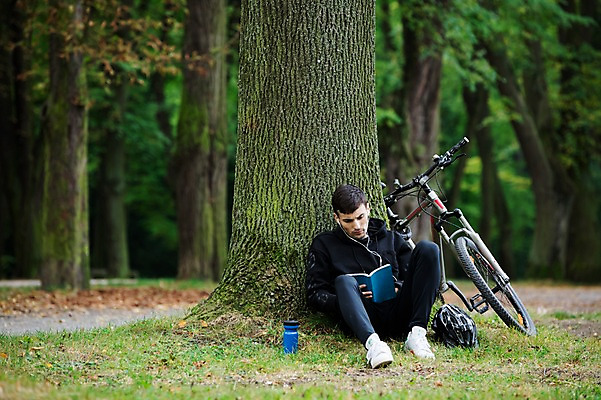 포토 JPG 주간 전신 서양인 외국인 라이프스타일 응시 공원 남자 여유 맨라이프 이어폰 휴식 한명 사람 앉기 20대 성인 취미 야외 앞모습 책 독서 운동 자전거 기댐 숲 헬멧 물통 나무기둥 체코 성인남자한명만 국내포토 자연요소 1 시선 공공시설 감정 유럽 뷰포인트 음향기기 컨셉 모션 건강 인종 청년 생활 바이크 보호장비 남자한명만 성인남자만 파일형식