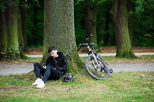 포토 JPG 주간 전신 서양인 외국인 라이프스타일 공원 남자 여유 맨라이프 이어폰 휴식 한명 사람 앉기 20대 성인 취미 야외 앞모습 책 독서 운동 자전거 기댐 숲 헬멧 집중 나무기둥 체코 성인남자한명만 국내포토 자연요소 1 공공시설 감정 유럽 뷰포인트 음향기기 컨셉 모션 건강 인종 청년 생활 바이크 보호장비 남자한명만 성인남자만 파일형식