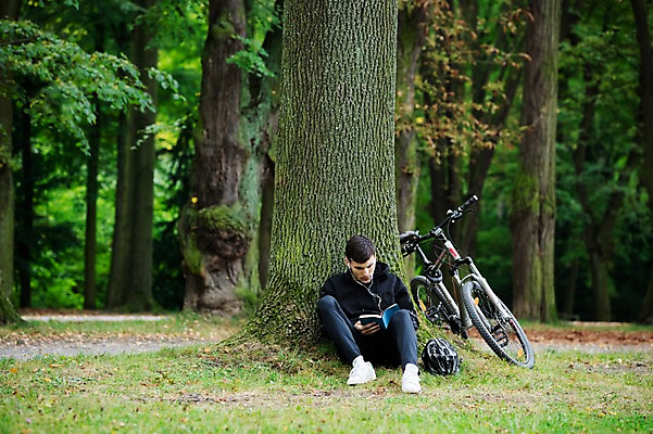 포토 JPG 주간 전신 서양인 외국인 라이프스타일 공원 남자 여유 맨라이프 이어폰 휴식 한명 사람 앉기 20대 성인 취미 야외 앞모습 책 독서 운동 자전거 기댐 숲 헬멧 집중 나무기둥 체코 성인남자한명만 국내포토 자연요소 1 공공시설 감정 유럽 뷰포인트 음향기기 컨셉 모션 건강 인종 청년 생활 바이크 보호장비 남자한명만 성인남자만 파일형식