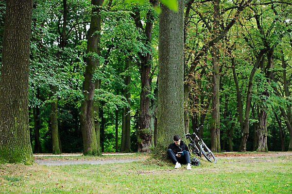 포토 JPG 주간 전신 서양인 외국인 라이프스타일 공원 남자 여유 맨라이프 이어폰 휴식 한명 사람 앉기 20대 성인 취미 야외 앞모습 책 독서 운동 자전거 기댐 숲 헬멧 나무기둥 체코 성인남자한명만 국내포토 자연요소 1 공공시설 감정 유럽 뷰포인트 음향기기 컨셉 모션 건강 인종 청년 생활 바이크 보호장비 남자한명만 성인남자만 파일형식