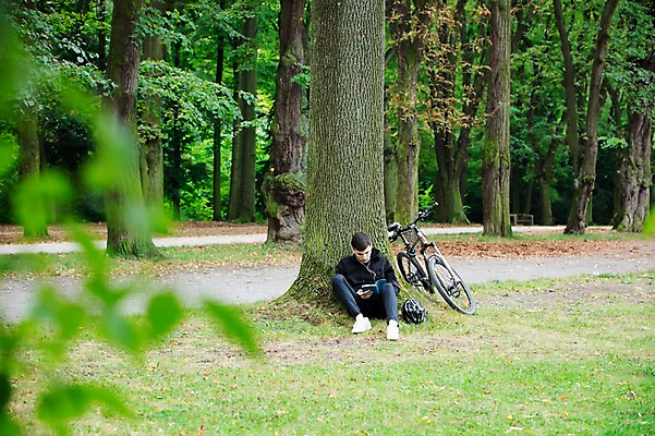 포토 JPG 주간 전신 서양인 외국인 라이프스타일 공원 남자 여유 맨라이프 이어폰 휴식 한명 사람 앉기 20대 성인 취미 야외 앞모습 책 독서 운동 자전거 기댐 숲 헬멧 나무기둥 체코 성인남자한명만 국내포토 자연요소 1 공공시설 감정 유럽 뷰포인트 음향기기 컨셉 모션 건강 인종 청년 생활 바이크 보호장비 남자한명만 성인남자만 파일형식