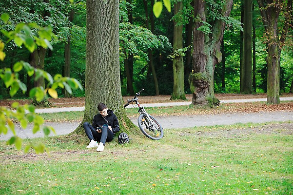 포토 JPG 주간 전신 서양인 외국인 라이프스타일 공원 남자 여유 맨라이프 이어폰 휴식 한명 사람 앉기 20대 성인 취미 야외 앞모습 책 독서 운동 자전거 기댐 숲 헬멧 나무기둥 체코 성인남자한명만 국내포토 자연요소 1 공공시설 감정 유럽 뷰포인트 음향기기 컨셉 모션 건강 인종 청년 생활 바이크 보호장비 남자한명만 성인남자만 파일형식