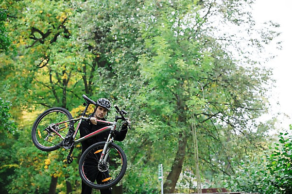 포토 JPG 주간 서양인 외국인 라이프스타일 공원 남자 맨라이프 한명 서기 들기 사람 상반신 20대 성인 취미 야외 옆모습 운동복 운동 걷기 자전거 숲 헬멧 체코 성인남자한명만 국내포토 자연요소 1 옷 공공시설 유럽 뷰포인트 모션 건강 인종 청년 생활 바이크 보호장비 남자한명만 성인남자만 파일형식