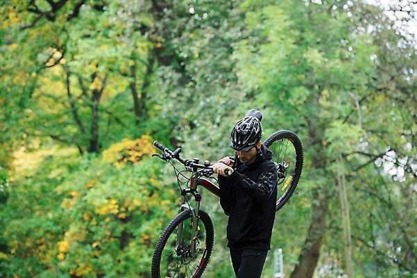 포토 JPG 주간 서양인 외국인 라이프스타일 공원 남자 맨라이프 한명 들기 사람 상반신 20대 성인 취미 야외 옆모습 운동복 운동 걷기 자전거 숲 헬멧 체코 성인남자한명만 국내포토 자연요소 1 옷 공공시설 유럽 뷰포인트 모션 건강 인종 청년 생활 바이크 보호장비 남자한명만 성인남자만 파일형식