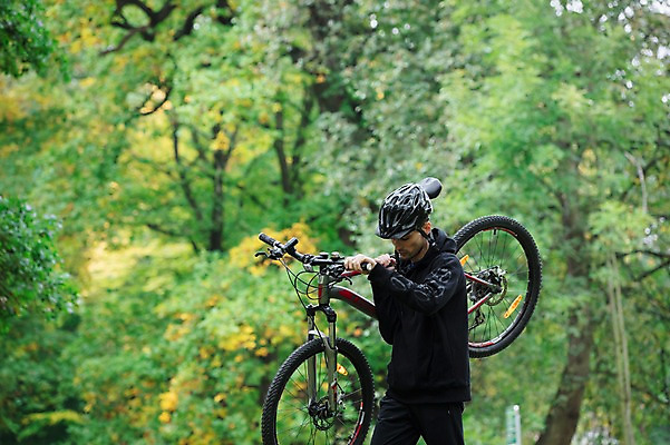 포토 JPG 주간 서양인 외국인 라이프스타일 공원 남자 맨라이프 한명 들기 사람 상반신 20대 성인 취미 야외 옆모습 운동복 운동 걷기 자전거 숲 헬멧 체코 성인남자한명만 국내포토 자연요소 1 옷 공공시설 유럽 뷰포인트 모션 건강 인종 청년 생활 바이크 보호장비 남자한명만 성인남자만 파일형식