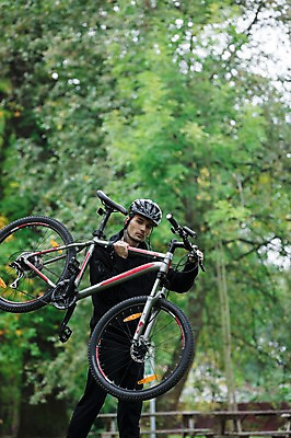포토 JPG 주간 서양인 외국인 라이프스타일 응시 공원 남자 맨라이프 한명 서기 들기 사람 상반신 20대 성인 취미 야외 옆모습 운동복 운동 자전거 숲 헬멧 체코 성인남자한명만 국내포토 자연요소 1 시선 옷 공공시설 유럽 뷰포인트 모션 건강 인종 청년 생활 바이크 보호장비 남자한명만 성인남자만 파일형식