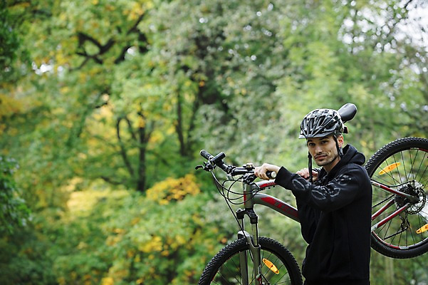 포토 JPG 주간 서양인 외국인 라이프스타일 응시 공원 남자 맨라이프 한명 서기 미소 들기 사람 상반신 20대 성인 취미 야외 옆모습 운동복 운동 자전거 숲 헬멧 체코 성인남자한명만 국내포토 자연요소 1 시선 옷 공공시설 유럽 뷰포인트 모션 표정 건강 인종 청년 생활 바이크 보호장비 남자한명만 성인남자만 파일형식