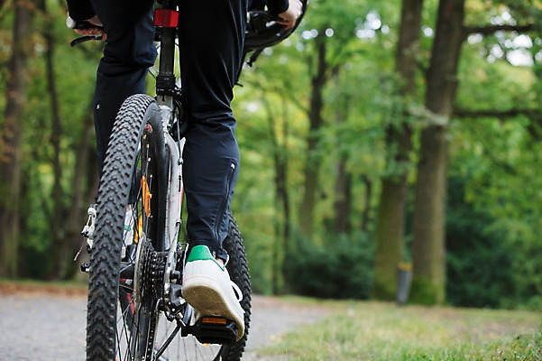 포토 JPG 주간 서양인 외국인 라이프스타일 공원 남자 맨라이프 운동화 한명 사람 20대 성인 취미 야외 뒷모습 신체부위 운동복 달리기 자전거 하반신 다리 승차 숲 체코 라이딩 성인남자한명만 국내포토 자연요소 1 옷 공공시설 유럽 뷰포인트 신발 모션 인종 청년 생활 바이크 남자한명만 성인남자만 파일형식