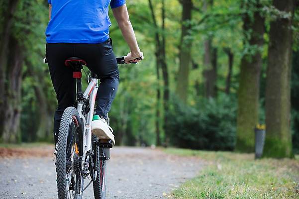 포토 JPG 주간 서양인 외국인 라이프스타일 공원 남자 맨라이프 운동화 건강 한명 사람 20대 성인 취미 야외 뒷모습 운동복 달리기 자전거 하반신 승차 숲 체코 라이딩 성인남자한명만 국내포토 자연요소 1 옷 공공시설 유럽 뷰포인트 신발 모션 인종 청년 생활 바이크 남자한명만 성인남자만 파일형식