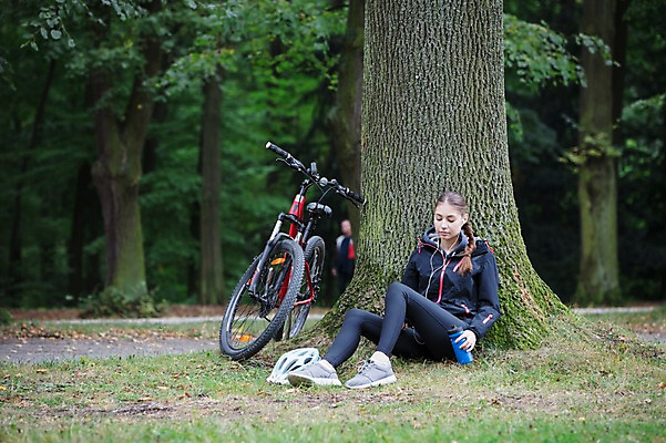 포토 JPG 주간 전신 서양인 외국인 우먼라이프 라이프스타일 응시 공원 여자 여유 운동화 휴식 한명 사람 앉기 20대 성인 취미 야외 옆모습 운동복 자전거 기댐 숲 헬멧 물통 나무기둥 체코 성인여자한명만 국내포토 자연요소 1 시선 옷 공공시설 감정 유럽 뷰포인트 신발 컨셉 모션 인종 청년 생활 바이크 보호장비 여자한명만 성인여자만 파일형식