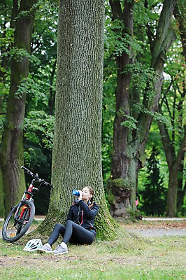 포토 JPG 주간 전신 서양인 외국인 우먼라이프 라이프스타일 공원 여자 여유 휴식 한명 사람 앉기 20대 성인 취미 야외 옆모습 운동복 자전거 기댐 숲 헬멧 물통 나무기둥 체코 물마시기 성인여자한명만 국내포토 자연요소 1 옷 공공시설 감정 유럽 뷰포인트 컨셉 모션 인종 청년 생활 바이크 마시기 보호장비 여자한명만 성인여자만 파일형식