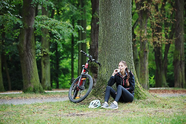 포토 JPG 주간 전신 서양인 외국인 우먼라이프 라이프스타일 공원 여자 여유 휴식 한명 사람 앉기 20대 성인 취미 야외 옆모습 운동복 자전거 기댐 숲 헬멧 먹기 나무기둥 체코 간식시간 성인여자한명만 국내포토 자연요소 1 옷 공공시설 감정 유럽 뷰포인트 컨셉 모션 인종 청년 생활 바이크 보호장비 여자한명만 성인여자만 파일형식