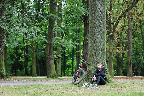 포토 JPG 주간 전신 서양인 외국인 우먼라이프 라이프스타일 응시 공원 여자 여유 생각 휴식 한명 사람 앉기 20대 성인 취미 야외 옆모습 운동복 자전거 숲 헬멧 나무기둥 체코 성인여자한명만 국내포토 자연요소 1 시선 옷 공공시설 감정 유럽 뷰포인트 컨셉 모션 인종 청년 생활 바이크 보호장비 여자한명만 성인여자만 파일형식