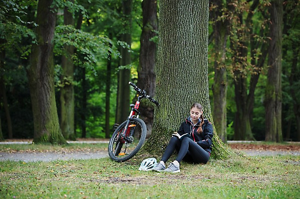 포토 JPG 주간 전신 서양인 외국인 우먼라이프 라이프스타일 응시 공원 여자 여유 휴식 한명 사람 앉기 20대 성인 취미 야외 옆모습 책 운동복 독서 자전거 숲 헬멧 나무기둥 체코 성인여자한명만 국내포토 자연요소 1 시선 옷 공공시설 감정 유럽 뷰포인트 컨셉 모션 인종 청년 생활 바이크 보호장비 여자한명만 성인여자만 파일형식