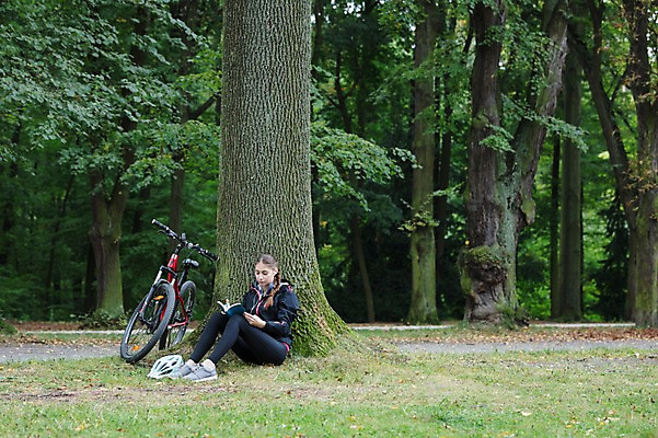 포토 JPG 주간 전신 서양인 외국인 우먼라이프 라이프스타일 공원 여자 여유 휴식 한명 사람 앉기 20대 성인 취미 야외 옆모습 책 독서 자전거 기댐 숲 헬멧 집중 나무기둥 체코 성인여자한명만 국내포토 자연요소 1 공공시설 감정 유럽 뷰포인트 컨셉 모션 인종 청년 생활 바이크 보호장비 여자한명만 성인여자만 파일형식