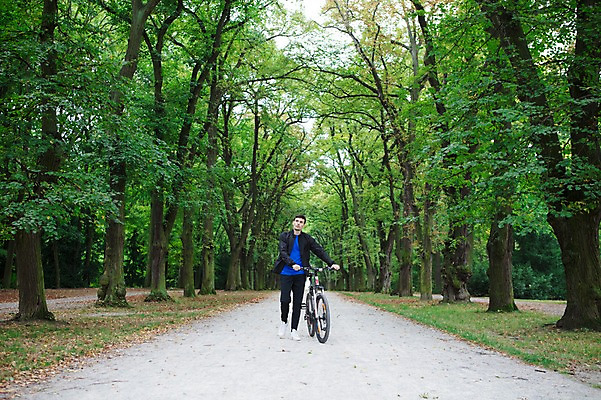 포토 JPG 주간 전신 서양인 외국인 라이프스타일 응시 공원 남자 맨라이프 한명 사람 20대 성인 취미 야외 앞모습 운동 걷기 자전거 잡기 숲 체코 성인남자한명만 국내포토 자연요소 1 시선 공공시설 유럽 뷰포인트 모션 건강 인종 청년 생활 바이크 남자한명만 성인남자만 파일형식