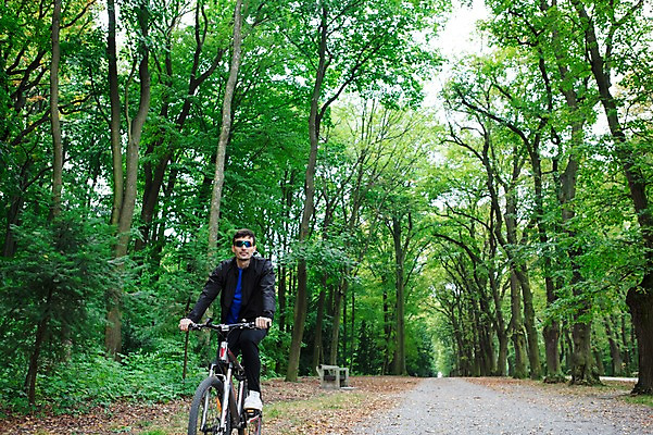 포토 JPG 주간 전신 서양인 외국인 라이프스타일 응시 공원 남자 맨라이프 한명 미소 사람 20대 성인 취미 야외 앞모습 선글라스 달리기 운동 자전거 승차 숲 체코 성인남자한명만 국내포토 자연요소 1 시선 공공시설 유럽 안경 뷰포인트 모션 표정 건강 인종 청년 생활 바이크 남자한명만 성인남자만 파일형식