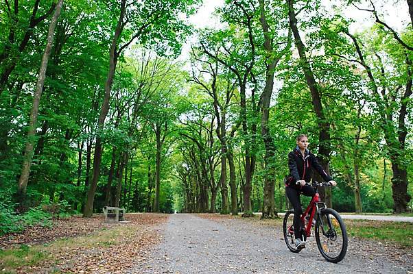 포토 JPG 주간 전신 서양인 외국인 우먼라이프 라이프스타일 응시 공원 여자 한명 사람 20대 성인 취미 야외 앞모습 운동복 운동 자전거 승차 숲 체코 성인여자한명만 국내포토 자연요소 1 시선 옷 공공시설 유럽 뷰포인트 모션 건강 인종 청년 생활 바이크 여자한명만 성인여자만 파일형식