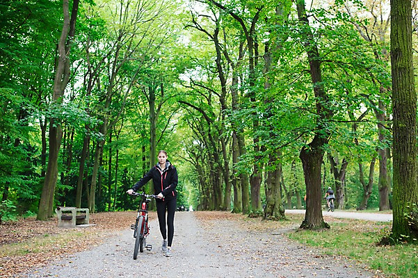 포토 JPG 주간 전신 서양인 외국인 우먼라이프 라이프스타일 공원 여자 한명 사람 20대 성인 취미 야외 앞모습 운동복 걷기 자전거 숲 체코 성인여자한명만 국내포토 자연요소 1 옷 공공시설 유럽 뷰포인트 모션 인종 청년 생활 바이크 여자한명만 성인여자만 파일형식
