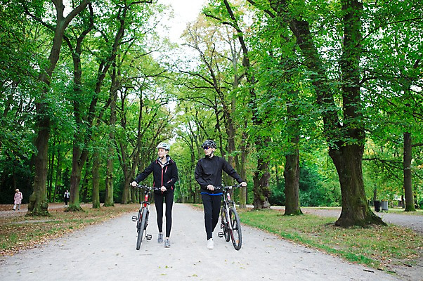 포토 JPG 주간 전신 서양인 외국인 라이프스타일 커플 공원 여자 남자 사람 20대 성인 취미 야외 두명 앞모습 운동복 선글라스 운동 걷기 자전거 숲 헬멧 체코 성인만 국내포토 자연요소 옷 공공시설 유럽 안경 뷰포인트 관계 모션 건강 인종 청년 생활 바이크 보호장비 파일형식