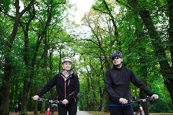 포토 JPG 주간 서양인 외국인 라이프스타일 커플 응시 공원 여자 남자 미소 사람 상반신 20대 성인 취미 야외 두명 앞모습 운동복 선글라스 운동 걷기 자전거 숲 헬멧 체코 성인만 국내포토 자연요소 시선 옷 공공시설 유럽 안경 뷰포인트 관계 모션 표정 건강 인종 청년 생활 바이크 보호장비 파일형식
