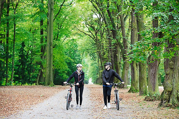 포토 JPG 주간 전신 서양인 외국인 라이프스타일 커플 응시 공원 여자 남자 미소 사람 20대 성인 취미 야외 두명 앞모습 선글라스 운동 마주보기 걷기 자전거 숲 헬멧 체코 성인만 국내포토 자연요소 시선 공공시설 유럽 안경 뷰포인트 관계 모션 표정 건강 인종 청년 생활 바이크 보호장비 파일형식
