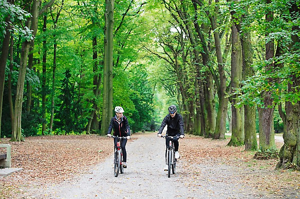 포토 JPG 주간 전신 서양인 외국인 라이프스타일 커플 응시 공원 여자 남자 사람 20대 성인 취미 야외 두명 앞모습 운동복 선글라스 운동 자전거 승차 숲 헬멧 체코 성인만 국내포토 자연요소 시선 옷 공공시설 유럽 안경 뷰포인트 관계 모션 건강 인종 청년 생활 바이크 보호장비 파일형식