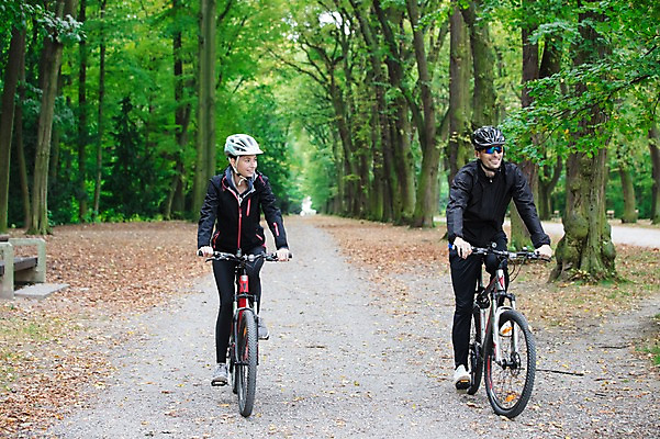 포토 JPG 주간 전신 서양인 외국인 라이프스타일 커플 공원 여자 남자 미소 사람 20대 성인 취미 야외 두명 앞모습 운동복 선글라스 운동 자전거 승차 숲 헬멧 체코 성인만 국내포토 자연요소 옷 공공시설 유럽 안경 뷰포인트 관계 모션 표정 건강 인종 청년 생활 바이크 보호장비 파일형식