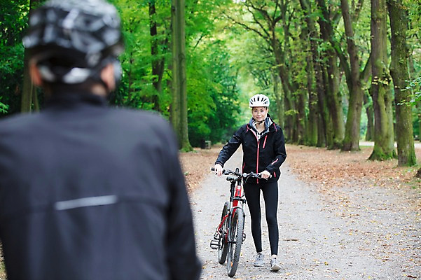 포토 JPG 주간 전신 서양인 외국인 라이프스타일 커플 공원 여자 남자 미소 사람 상반신 20대 성인 취미 야외 두명 앞모습 뒷모습 운동 걷기 자전거 숲 헬멧 체코 반가움 성인만 국내포토 자연요소 공공시설 감정 유럽 뷰포인트 관계 모션 표정 건강 인종 청년 생활 바이크 보호장비 파일형식