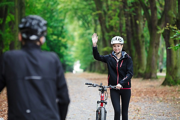 포토 JPG 주간 서양인 외국인 라이프스타일 커플 응시 공원 여자 남자 미소 사람 상반신 20대 성인 취미 야외 두명 앞모습 뒷모습 운동 걷기 자전거 인사 숲 헬멧 손인사 체코 반가움 성인만 국내포토 자연요소 시선 공공시설 감정 유럽 뷰포인트 관계 모션 표정 건강 인종 청년 생활 바이크 예절 보호장비 파일형식