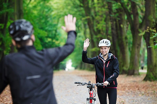 포토 JPG 주간 서양인 외국인 라이프스타일 커플 응시 공원 여자 남자 미소 사람 상반신 20대 성인 취미 야외 두명 앞모습 뒷모습 아웃포커스 운동 자전거 인사 숲 헬멧 손인사 체코 반가움 성인만 국내포토 자연요소 시선 공공시설 감정 유럽 뷰포인트 관계 촬영기법 표정 건강 인종 청년 생활 바이크 예절 보호장비 파일형식