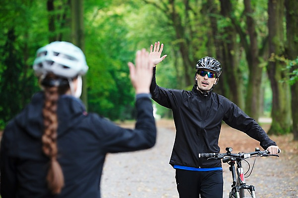 포토 JPG 주간 서양인 외국인 라이프스타일 커플 응시 공원 여자 남자 미소 사람 상반신 20대 성인 취미 야외 두명 앞모습 뒷모습 아웃포커스 선글라스 운동 걷기 자전거 인사 숲 헬멧 손인사 체코 반가움 성인만 국내포토 자연요소 시선 공공시설 감정 유럽 안경 뷰포인트 관계 모션 촬영기법 표정 건강 인종 청년 생활 바이크 예절 보호장비 파일형식