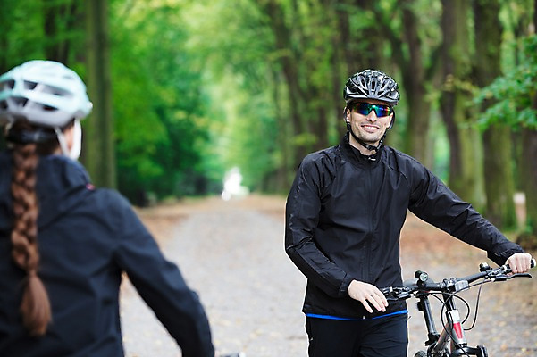 포토 JPG 주간 서양인 외국인 라이프스타일 커플 응시 공원 여자 남자 미소 사람 상반신 20대 성인 취미 야외 두명 앞모습 뒷모습 아웃포커스 선글라스 운동 걷기 자전거 숲 헬멧 체코 성인만 국내포토 자연요소 시선 공공시설 유럽 안경 뷰포인트 관계 모션 촬영기법 표정 건강 인종 청년 생활 바이크 보호장비 파일형식