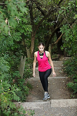 포토 JPG 주간 전신 서양인 외국인 우먼라이프 라이프스타일 응시 공원 여자 운동화 한명 사람 20대 성인 취미 야외 앞모습 운동복 운동 계단 헤드셋 숲 오르기 체코 성인여자한명만 국내포토 자연요소 1 시선 옷 공공시설 유럽 뷰포인트 음향기기 신발 모션 건강 인종 청년 생활 헤드폰 여자한명만 성인여자만 파일형식