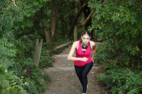 포토 JPG 주간 전신 서양인 외국인 우먼라이프 라이프스타일 응시 공원 여자 한명 사람 20대 성인 취미 야외 앞모습 운동복 달리기 운동 계단 헤드셋 숲 오르기 체코 성인여자한명만 국내포토 자연요소 1 시선 옷 공공시설 유럽 뷰포인트 음향기기 모션 건강 인종 청년 생활 헤드폰 여자한명만 성인여자만 파일형식