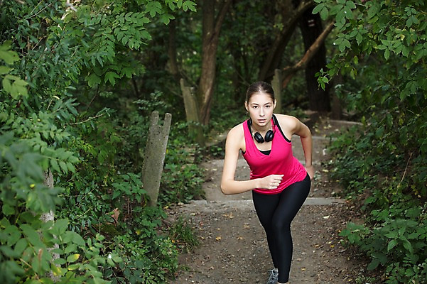 포토 JPG 주간 전신 서양인 외국인 우먼라이프 라이프스타일 응시 공원 여자 한명 사람 20대 성인 취미 야외 앞모습 운동복 달리기 운동 계단 헤드셋 숲 집중 오르기 체코 성인여자한명만 국내포토 자연요소 1 시선 옷 공공시설 유럽 뷰포인트 음향기기 컨셉 모션 건강 인종 청년 생활 헤드폰 여자한명만 성인여자만 파일형식