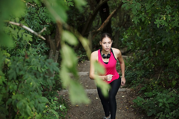 포토 JPG 주간 전신 서양인 외국인 우먼라이프 라이프스타일 응시 공원 여자 운동화 한명 사람 20대 성인 취미 야외 앞모습 운동복 달리기 운동 계단 헤드셋 숲 오르기 체코 성인여자한명만 국내포토 자연요소 1 시선 옷 공공시설 유럽 뷰포인트 음향기기 신발 모션 건강 인종 청년 생활 헤드폰 여자한명만 성인여자만 파일형식