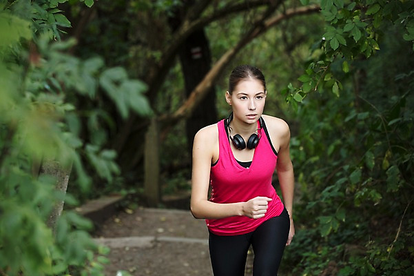 포토 JPG 주간 서양인 외국인 우먼라이프 라이프스타일 응시 공원 여자 한명 사람 상반신 20대 성인 취미 야외 앞모습 운동복 달리기 운동 계단 헤드셋 숲 오르기 체코 성인여자한명만 국내포토 자연요소 1 시선 옷 공공시설 유럽 뷰포인트 음향기기 모션 건강 인종 청년 생활 헤드폰 여자한명만 성인여자만 파일형식