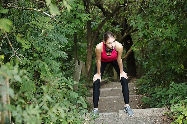 포토 JPG 주간 전신 서양인 외국인 우먼라이프 라이프스타일 응시 공원 여자 운동화 휴식 한명 사람 20대 성인 취미 야외 앞모습 운동복 운동 계단 숲 체코 성인여자한명만 국내포토 자연요소 1 시선 옷 공공시설 유럽 뷰포인트 신발 컨셉 건강 인종 청년 생활 여자한명만 성인여자만 파일형식