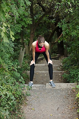 포토 JPG 주간 전신 서양인 외국인 우먼라이프 라이프스타일 응시 공원 여자 휴식 한명 사람 20대 성인 취미 야외 앞모습 운동복 운동 계단 숲 체코 성인여자한명만 국내포토 자연요소 1 시선 옷 공공시설 유럽 뷰포인트 컨셉 건강 인종 청년 생활 여자한명만 성인여자만 파일형식