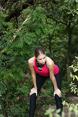 포토 JPG 주간 서양인 외국인 우먼라이프 라이프스타일 응시 공원 여자 휴식 한명 사람 상반신 20대 성인 취미 야외 앞모습 운동복 운동 헤드셋 숲 체코 성인여자한명만 국내포토 자연요소 1 시선 옷 공공시설 유럽 뷰포인트 음향기기 컨셉 건강 인종 청년 생활 헤드폰 여자한명만 성인여자만 파일형식