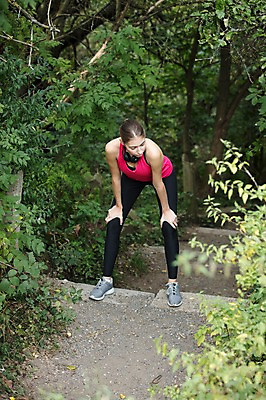 포토 JPG 주간 전신 서양인 외국인 우먼라이프 라이프스타일 응시 공원 여자 휴식 한명 사람 20대 성인 취미 야외 앞모습 운동복 운동 계단 헤드셋 숲 체코 성인여자한명만 국내포토 자연요소 1 시선 옷 공공시설 유럽 뷰포인트 음향기기 컨셉 건강 인종 청년 생활 헤드폰 여자한명만 성인여자만 파일형식