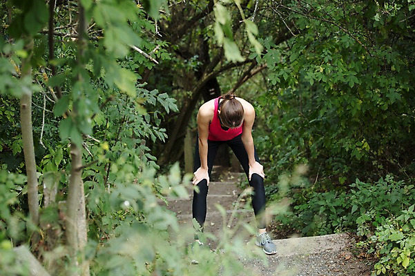 포토 JPG 주간 전신 서양인 외국인 우먼라이프 라이프스타일 응시 공원 여자 운동화 휴식 한명 사람 20대 성인 취미 야외 앞모습 운동복 운동 계단 헤드셋 숲 체코 성인여자한명만 국내포토 자연요소 1 시선 옷 공공시설 유럽 뷰포인트 음향기기 신발 컨셉 건강 인종 청년 생활 헤드폰 여자한명만 성인여자만 파일형식