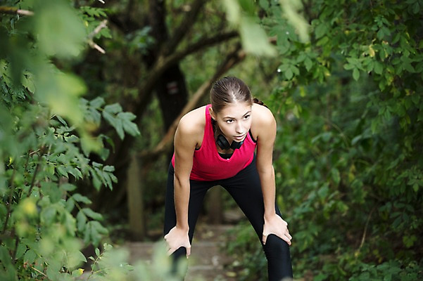 포토 JPG 주간 서양인 외국인 우먼라이프 라이프스타일 응시 공원 여자 휴식 한명 사람 상반신 20대 성인 취미 야외 앞모습 운동복 운동 헤드셋 숲 체코 성인여자한명만 국내포토 자연요소 1 시선 옷 공공시설 유럽 뷰포인트 음향기기 컨셉 건강 인종 청년 생활 헤드폰 여자한명만 성인여자만 파일형식