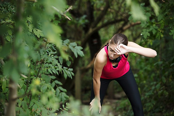 포토 JPG 주간 서양인 외국인 우먼라이프 라이프스타일 공원 여자 휴식 한명 사람 상반신 20대 성인 취미 야외 앞모습 운동복 운동 헤드셋 숲 땀 체코 닦기 성인여자한명만 국내포토 자연요소 1 옷 공공시설 유럽 뷰포인트 음향기기 컨셉 모션 건강 인종 청년 생활 헤드폰 여자한명만 성인여자만 파일형식